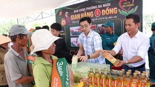 Những món quà tuy giá trị vật chất không lớn nhưng được lựa chọn sát với nhu cầu sinh hoạt hằng ngày của người dân, tạo ấm áp, niềm tin và động lực để mỗi gia đình tiếp tục nỗ lực vươn lên trong cuộc sống. (Ảnh: NGUYỄN TRUNG)