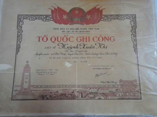 Bằng Tổ quốc ghi công liệt sĩ Huỳnh Xuân Nhị.