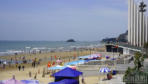 Bãi Sau nhìn về phía Hòn Bà ngày 30/8. (Ảnh: Đình Thìn)