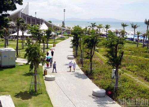 Thưa thớt du khách dạo chơi trong vườn hoa ở Bãi Sau sáng 30/8. (Ảnh: Đình Thìn)
