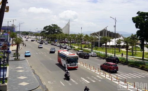 Xe cộ qua lại trên đường Thùy Vân khá vắng vẻ. (Ảnh: Đình Thìn)