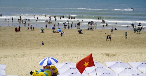 Bãi Sau có ít du khách tắm biển trong ngày 30/8. (Ảnh: Đình Thìn)