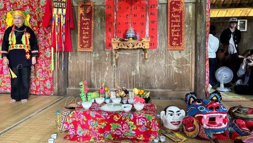 Không gian trang nghiêm với lễ vật được chuẩn bị chu đáo. (Ảnh: Ban tổ chức cung cấp)