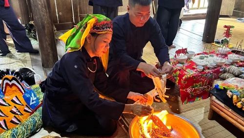 Tán lễ, hóa tiền vàng, kết thúc màn tái hiện nghi lễ cầu mùa. (Ảnh: Ban tổ chức cung cấp)