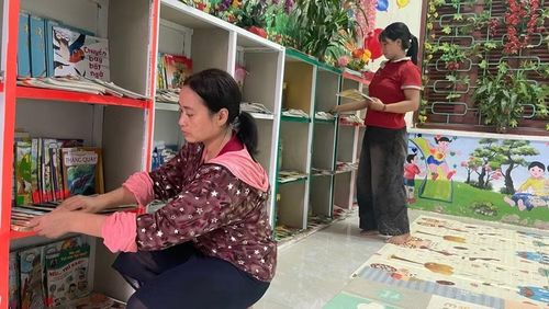 Sắp xếp lại thư viện. (Ảnh: Trần Tuấn)