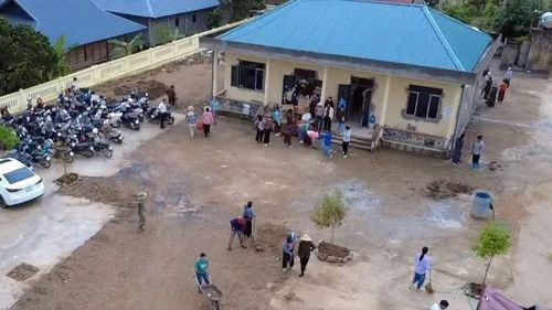 Người dân và giáo viên Trường mầm non Mường Than dọn dẹp phòng lớp học, khuôn viên tại điểm trường Bản Chít. (Ảnh: Trần Tuấn)