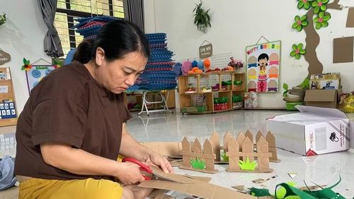 Giáo viên Trường mầm non Thu Lũm chuẩn bị các vật dụng trang trí lớp học của năm học mới. (Ảnh: Trần Tuấn)
