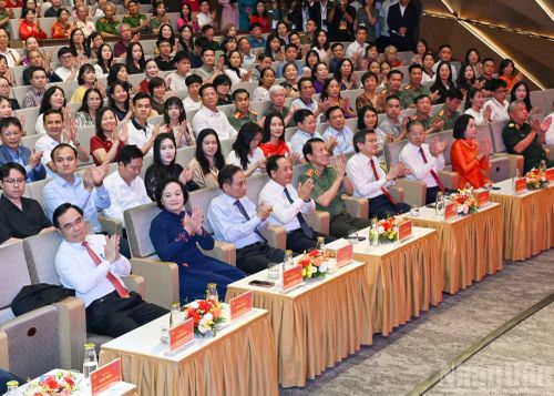Các đồng chí lãnh đạo và đại biểu tham dự Chương trình chính luận nghệ thuật "Sao Độc lập" năm 2026.