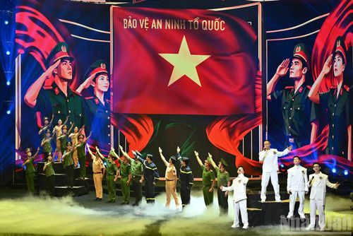Nhóm nhạc Oplus trình diễn ca khúc Nguyện thề vì bình yên (sáng tác của nhạc sĩ Nguyễn Văn Chung).