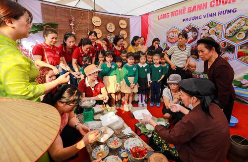 Công chúng tham quan, trải nghiệm tri thức làm bánh cuốn làng Thanh Trì (nay thuộc phường Vĩnh Hưng, TP Hà Nội). Ảnh: KHÁNH HÒA