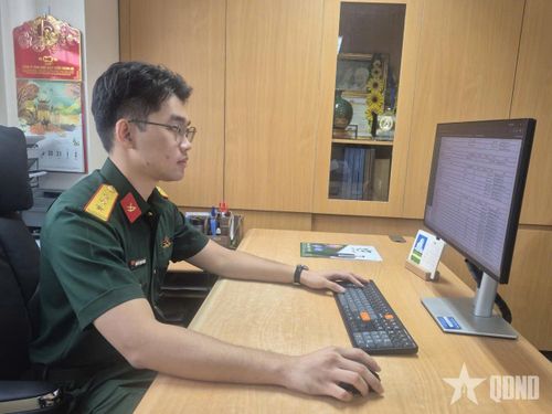 Thượng úy Nguyễn Trọng Hoàng say mê nghiên cứu, học tập.