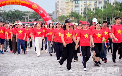 Những bước chân nối dài thể hiện sức trẻ, tinh thần đoàn kết và ý chí vươn lên của quân và dân xứ Thanh. 