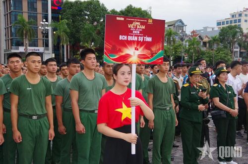  Cán bộ, chiến sĩ LLVT tỉnh Thanh Hóa cùng đông đảo cán bộ, đoàn viên, thanh niên và nhân dân tham gia chương trình. 