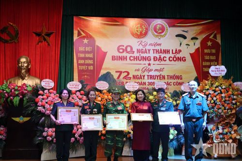 Ban liên lạc truyền thống CCB Đại đoàn 305 Dù - Đặc công trao bằng khen tặng các cá nhân có thành tích xuất sắc trong hoạt động của Hội.