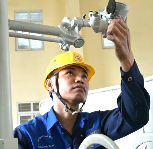 Để đáp ứng yêu cầu nhiệm vụ, công nhân Nhà máy X55 tranh thủ tăng ca, làm thêm giờ, đẩy nhanh tiến độ sản xuất bảo đảm năng suất, chất lượng, kỹ thuật, mỹ thuật. 