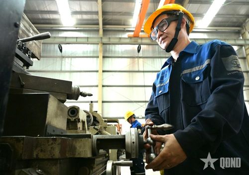 Công nhân Phân xưởng cơ khí luôn nêu cao tinh thần trách nhiệm.