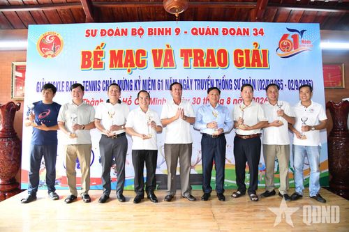 Trung tướng Lê Văn Hướng, Phó tổng Tham mưu trưởng; lãnh đạo, chỉ huy Quân đoàn 34, Trường Sĩ quan Lục quân 2 tham gia thi đấu giao lưu tại giải pickleball và tennis mở rộng do Sư đoàn 9 tổ chức.