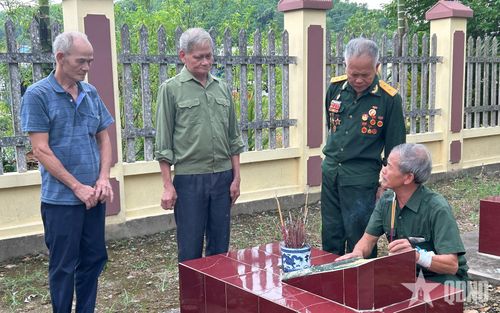 Ban liên lạc Hội bạn chiến đấu Sư đoàn 5, Quân khu 7 tại Thái Nguyên thăm đồng đội tại Nghĩa trang Liệt sĩ Phấn Mễ.