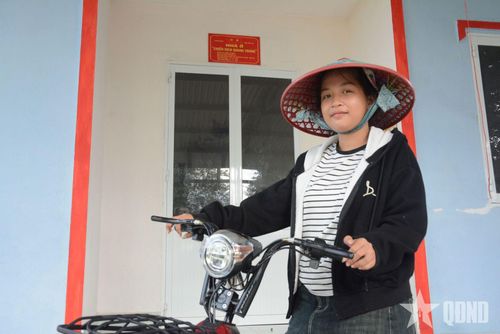  Niềm vui của một em nhỏ trước căn nhà mới do bộ đội xây tặng trong "Chiến dịch Quang Trung".