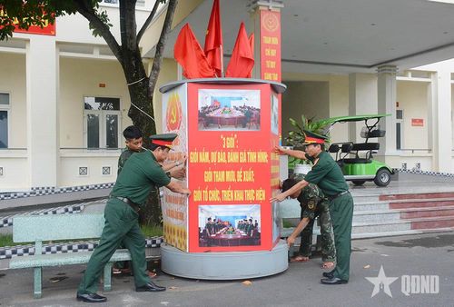 Hệ thống bảng biển tuyên truyền bảo đảm chính quy, chất lượng.