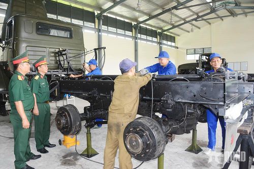 Nhân viên kỹ thuật tỉ mỉ thực hiện nhiệm vụ sửa chữa.