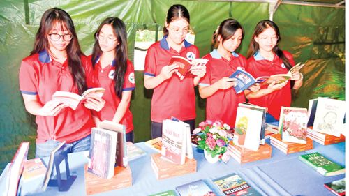 Học sinh Trường THPT Lương Thế Vinh (phường Cầu Ông Lãnh, TPHCM) thăm, tìm hiểu về lịch sử cách mạng tại Công viên Lê Thị Riêng nhân kỷ niệm ngày Thương binh liệt sĩ 27-7. Ảnh: TRANG THƯ
