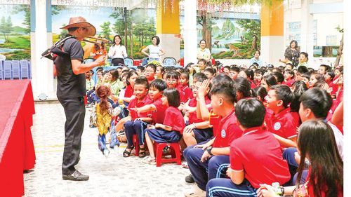 Học sinh Trường Tiểu học Trần Khánh Dư (phường Tân Định, TPHCM) tìm hiểu về nghệ thuật truyền thống múa rối cạn. Ảnh: TRANG THƯ