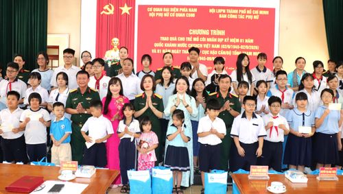  Niềm vui của trẻ mồ côi khi nhận phần quà chăm lo ý nghĩa từ chương trình "Vòng tay yêu thương" 