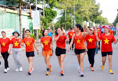 Người dân phường Lái Thiêu, TPHCM tham gia hoạt động đi bộ chào mừng Quốc khánh