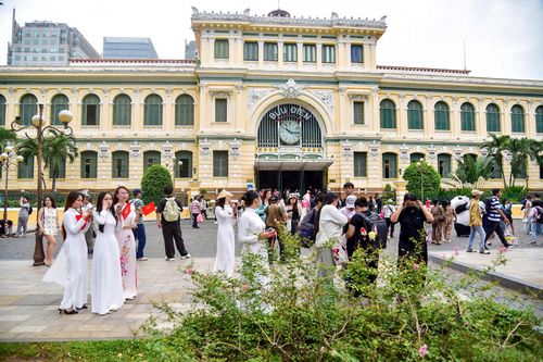 Người dân, du khách tham quan các di tích lịch sử, địa điểm văn hóa lâu đời của TPHCM