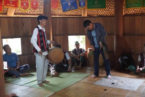 Ông Briu Quân đi khảo sát, đưa đoàn lữ hành vào thôn khai thác du lịch. Ảnh: BRIU QUÂN