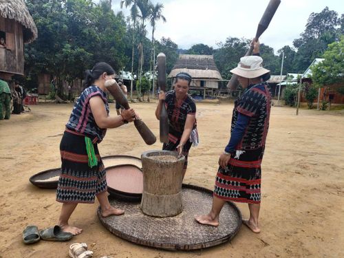 Người dân giã gạo thủ công. Ảnh: BRIU QUÂN