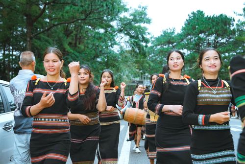 Điệu múa xoan lôi cuốn người xem. Ảnh: HỒNG PHƯƠNG 