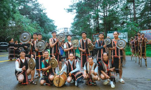  Đội biểu diễn cồng chiêng chào mừng du khách. Ảnh: HỒNG PHƯƠNG 