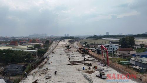  Nhân công làm việc tại nút giao Tân Vạn trong ngày nghỉ lễ. Ảnh: XUÂN TRUNG 