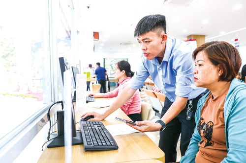Người dân làm thủ tục tại Trung tâm Phục vụ hành chính công phường Bình Tiên, TPHCM. Ảnh: LINH LINH