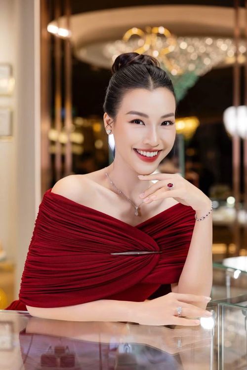 Hoàng Oanh, tên thật Vũ Ngọc Hoàng Oanh, sinh năm 1990 tại Hà Nội, từng giành ngôi vị Á hậu 1 cuộc thi Hoa hậu Việt Nam qua ảnh năm 2012. Cô cũng tham gia diễn xuất trong các phim như Hồn đá, Cha rơi, Bộ ba rắc rối và Ba vợ cưới vợ ba. Ảnh: FB Vu Ngoc Hoang Oanh