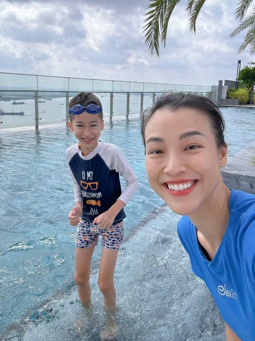 Sau 4 năm kể từ cuộc hôn nhân tan vỡ, Hoàng Oanh dường như đã tìm được nhịp sống phù hợp, vừa làm việc, chăm sóc con trai, vừa dành thời gian cho bản thân và tình yêu mới. Hành trình của nữ MC cho thấy cô đang chủ động xây dựng một cuộc sống riêng ổn định, tích cực và nhiều màu sắc hơn. Ảnh: FB Vu Ngoc Hoang Oanh