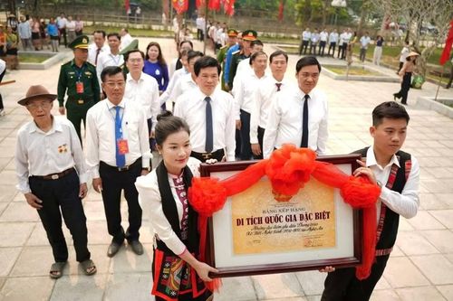Lãnh đạo tỉnh Nghệ An tham dự Lễ kỷ niệm 95 năm thành lập Chi bộ Đảng đầu tiên ở miền Tây xứ Nghệ và đón nhận Bằng xếp hạng Di tích quốc gia đặc biệt nhà cụ Vi Văn Khang.