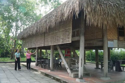 Nhà sàn cụ Vi Văn Khang (nằm trong khuôn viên di tích) là nơi ra đời chi bộ Đảng đầu tiên tại miền Tây Nghệ An. Ảnh: Địa phương cung cấp - Hồ Lài