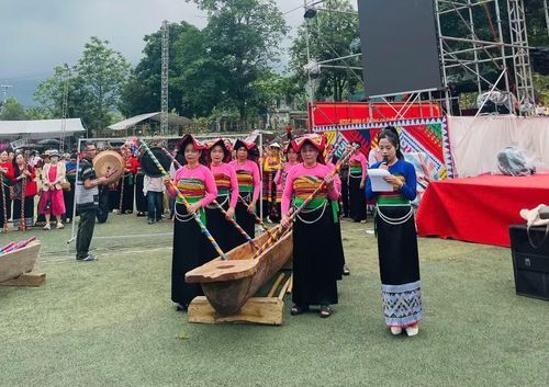 Tiết mục khua luống rộn rã tại Lễ hội Mường Ca Da. Ảnh: Hà Thuần