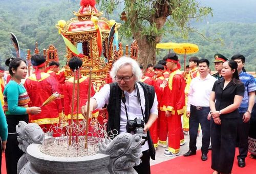 Du khách dâng hương trong không gian Lễ hội Mường Ca Da. Ảnh: Thạch Linh.