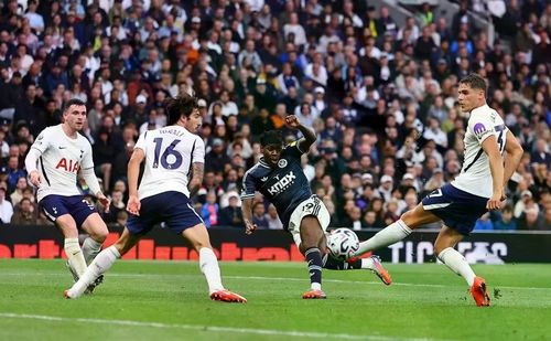 Tiền đạo Anthony Elanga tung cú sút chân trái mở tỷ số cho Newcastle sau tình huống có sự tham gia của tiền vệ Nico Gonzalez và hậu vệ Amar Dedic. Ngôi sao người Thụy Điển vượt qua tiền vệ Sandro Tonali rồi đưa bóng chạm cột đi vào lưới, ghi bàn thứ 2 của anh tại Ngoại hạng Anh mùa này. Ảnh: Shutterstock Editorial.
