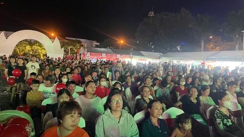 Đông đảo du khách và nhân dân địa phương tham dự khai mạc.
