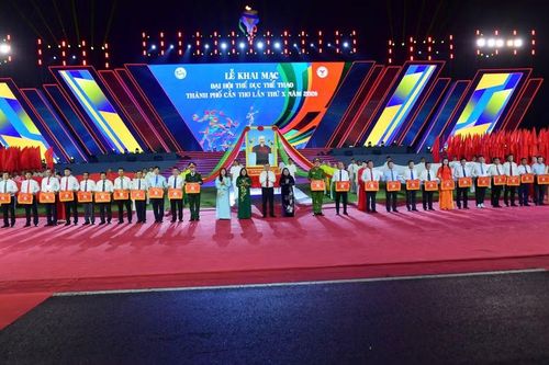 Lãnh đạo TP Cần Thơ trao Cờ lưu niệm cho đại diện các đoàn thể thao.
