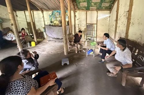 Cán bộ xã Văn Miếu rà soát thông tin hộ nghèo, hộ cận nghèo để xây dựng “Bản đồ an sinh”, hướng tới hỗ trợ đúng nhu cầu, đúng đối tượng.