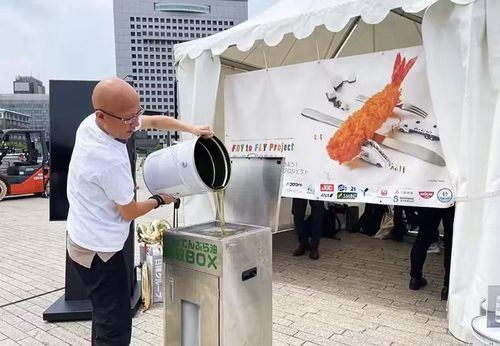 Người dân mang dầu ăn đã qua sử dụng đến các điểm thu gom phục vụ tái chế.