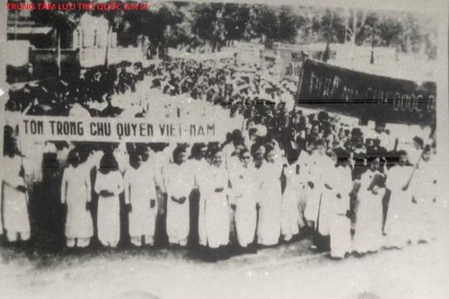 Đoàn biểu tình của tổ chức phụ nữ Cứu quốc ở Hà Nội, tháng 8/1945.