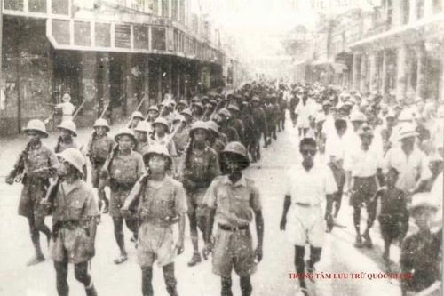 Nhân dân Hà Nội đón quân đồng minh vào giải giáp quân Nhật, phố Tràng Tiền, tháng 8/1945.