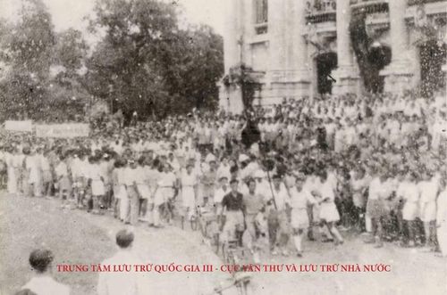 Mít tinh của quần chúng nhân dân trước Nhà hát Lớn - Hà Nội, ngày 17/8/1945.